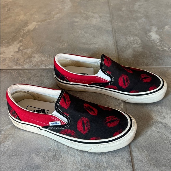 Vans Valentine’s shoes💋 - Picture 4 of 7